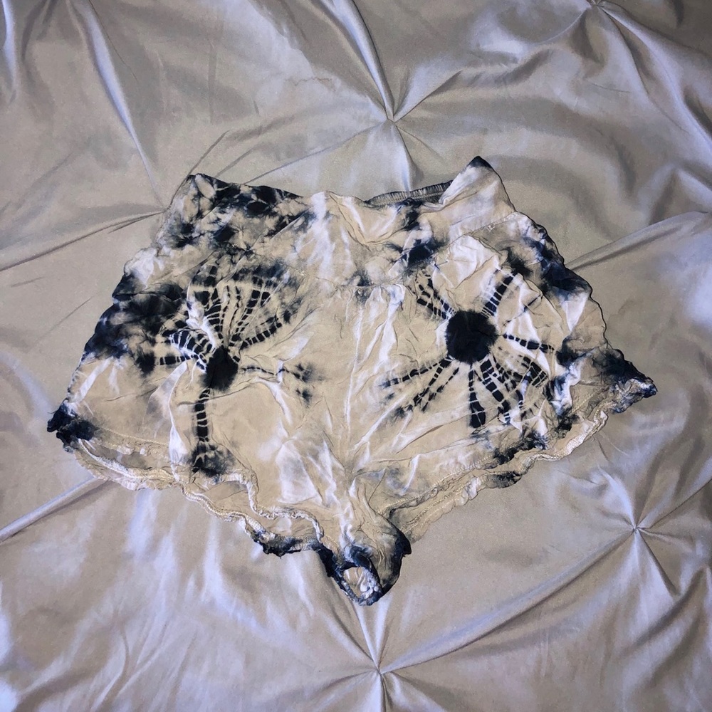 American Eagle tie dye flowy shorts